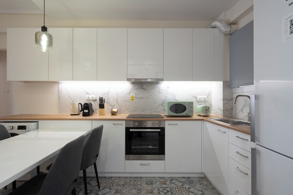 Luxury Comfort in Pagrati - 5 min to Varnava Square