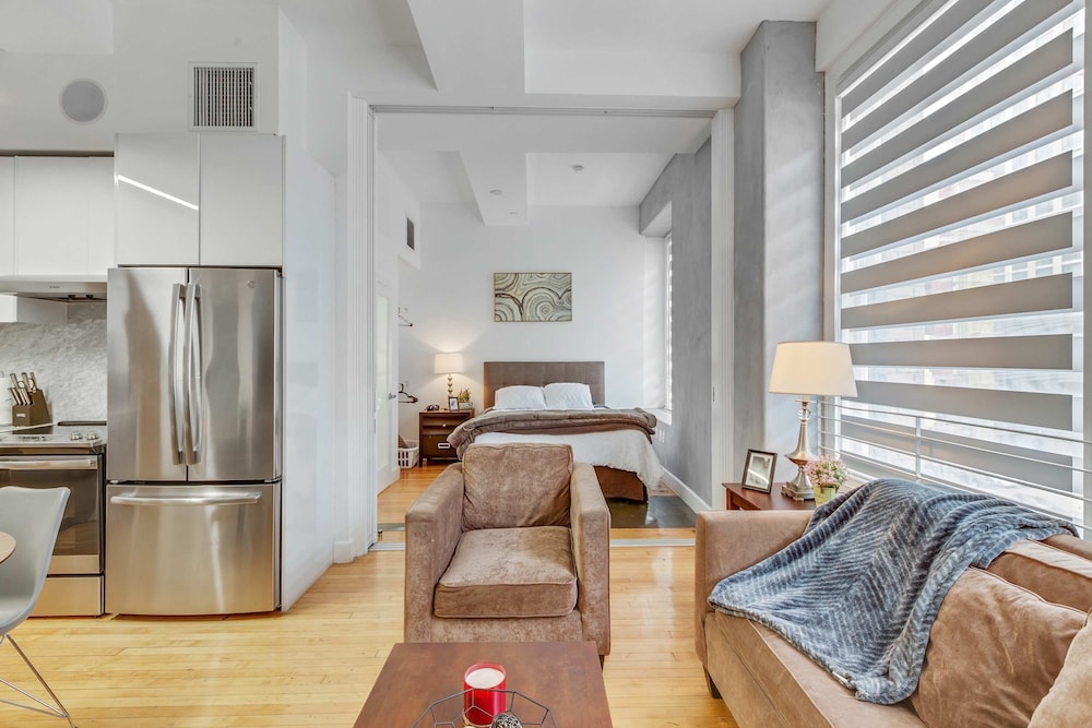 Stylish Deluxe 1BR At HWH by Oneluxstay
