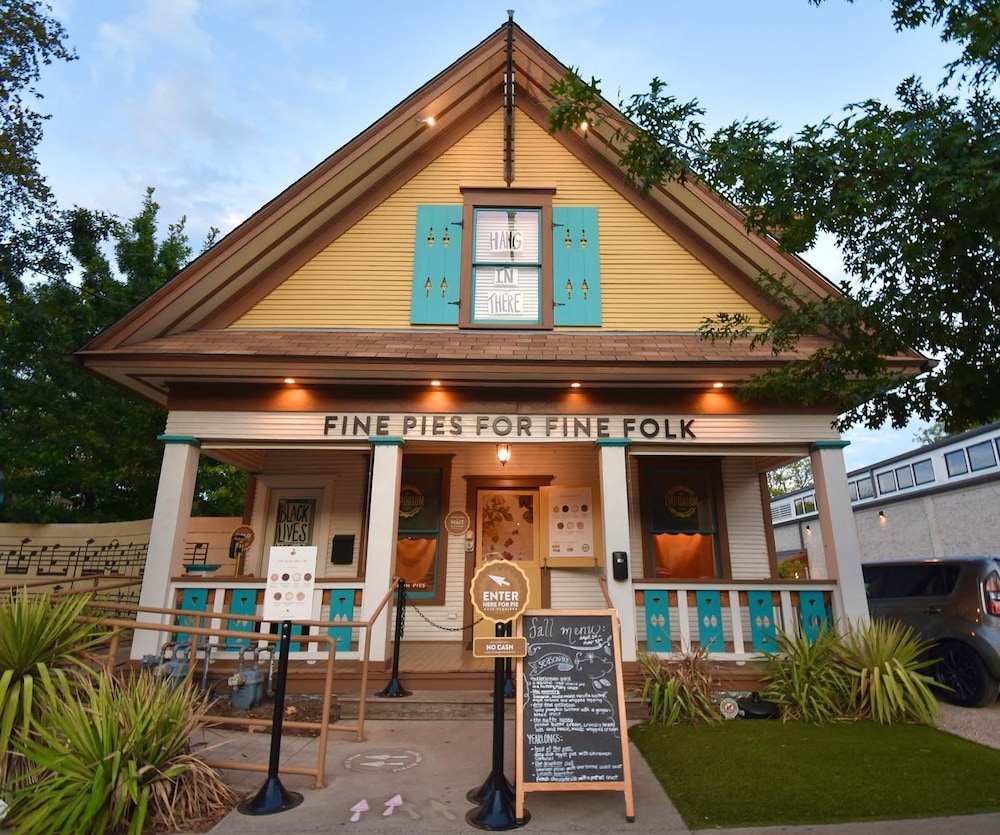 Luxury Townhome Pet Friendly