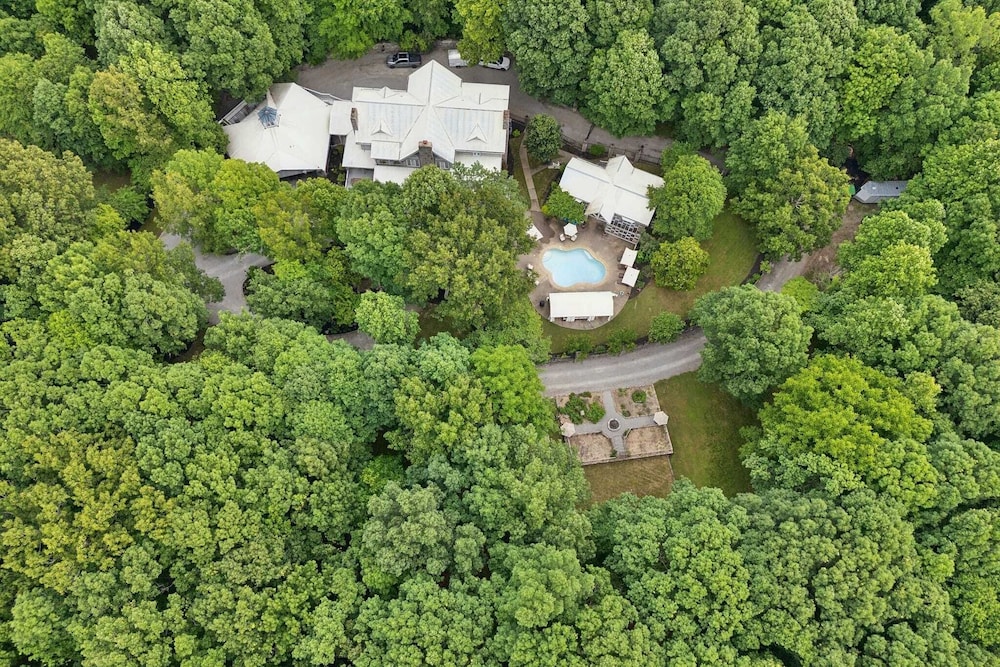 35 Acre Villa w/ Pool, Spa, Wine Cellar & Gym + Near Golf Club La Pearla Ranch by Avantstay