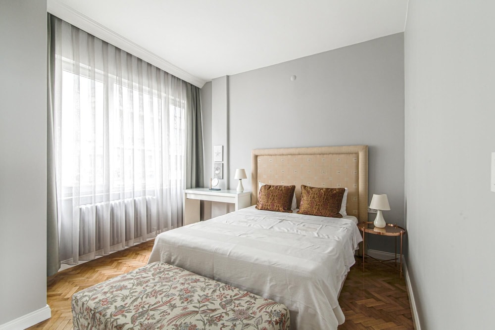 Central 2 1 Flat With Bosphorus View in Beyoglu
