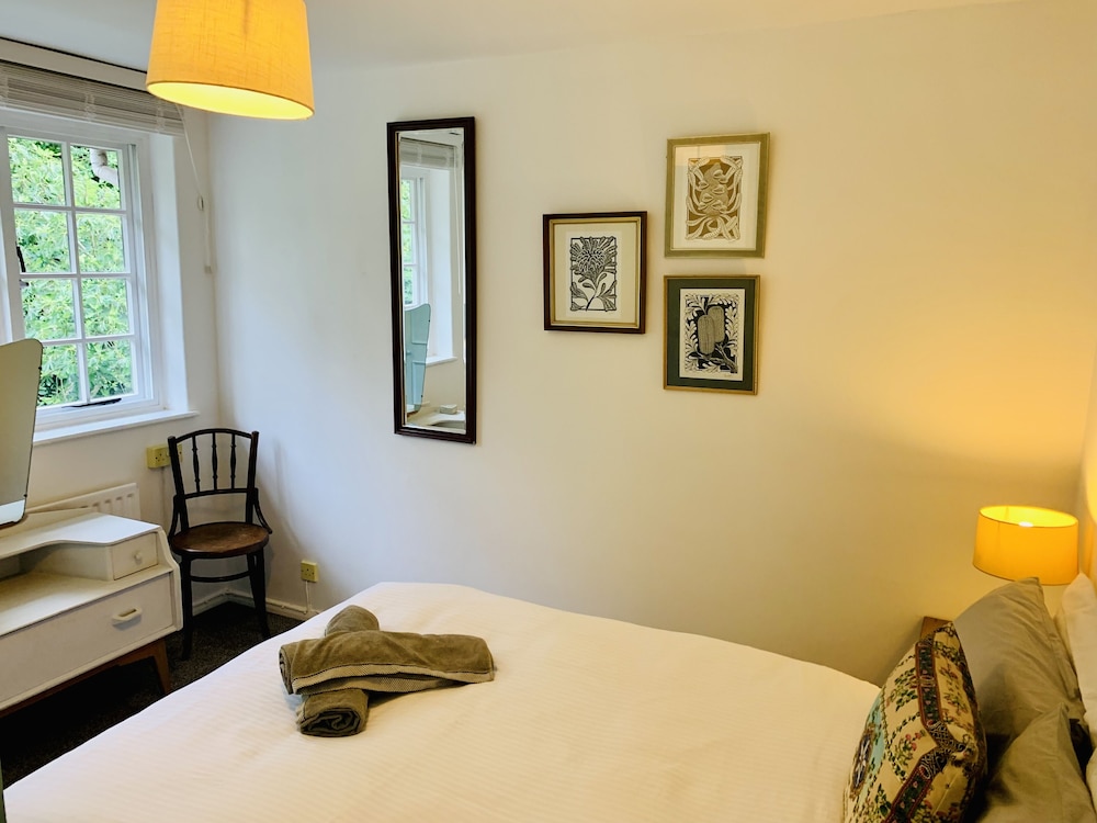 Stylish Central House Next To Warwick Castle view 5
