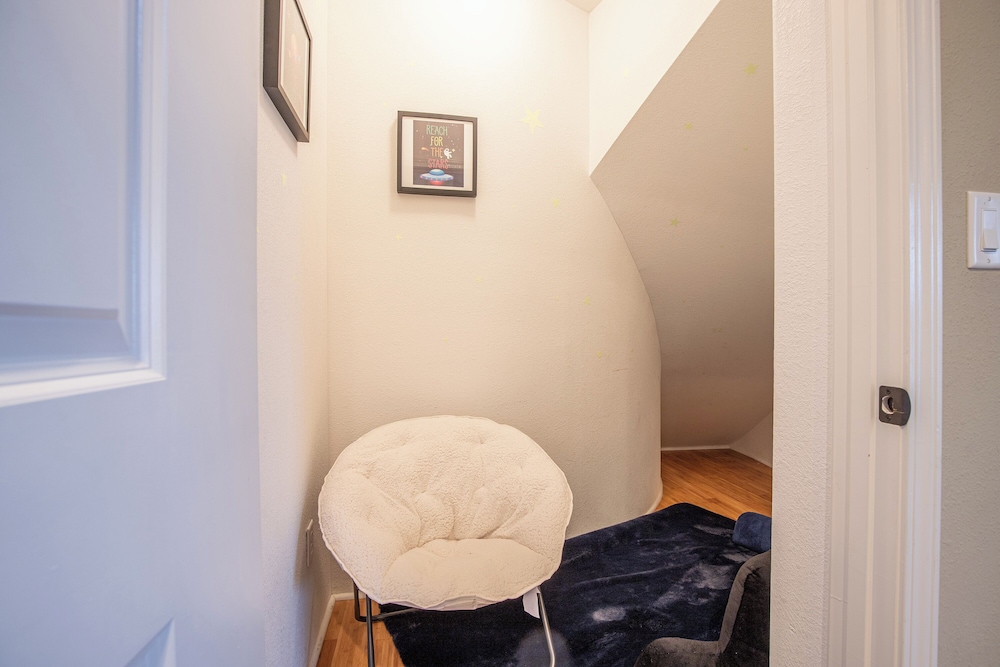Huge! Sleeps 30-kayaks, Pedal Boat & Paddle Boards