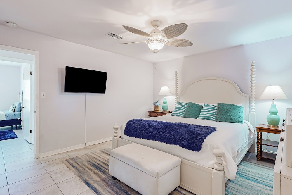 3BR Next to Park w/ Large Yard, AC & W & D