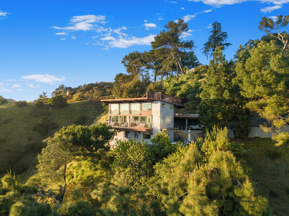 Summitridge - An Elegant Estate With Unobstructed City and Ocean Views