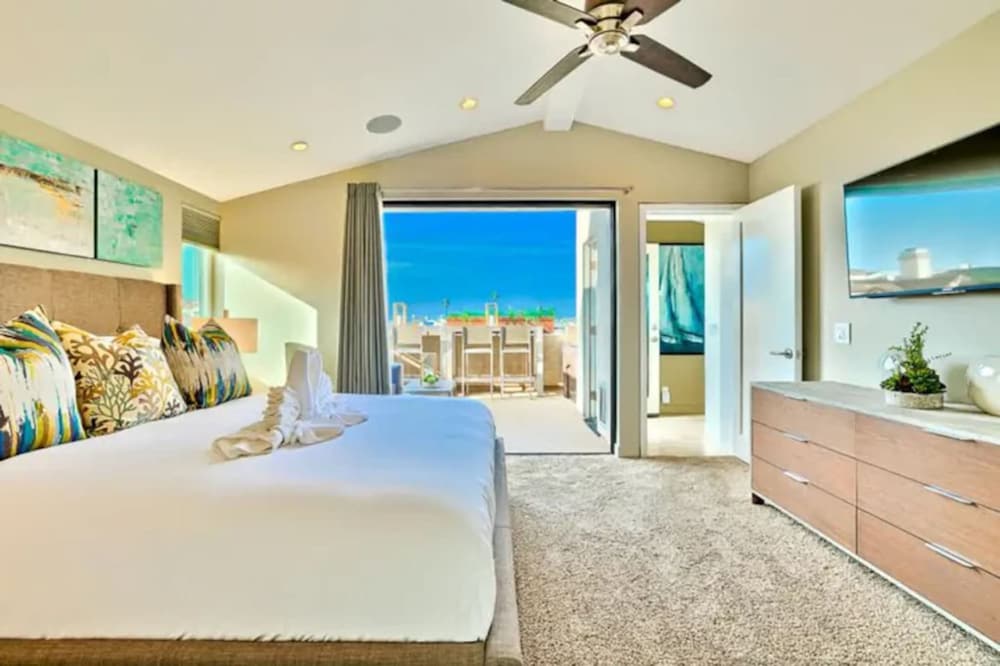 3 BR Roof Deck Ocean Views Hot Tub Beach Block