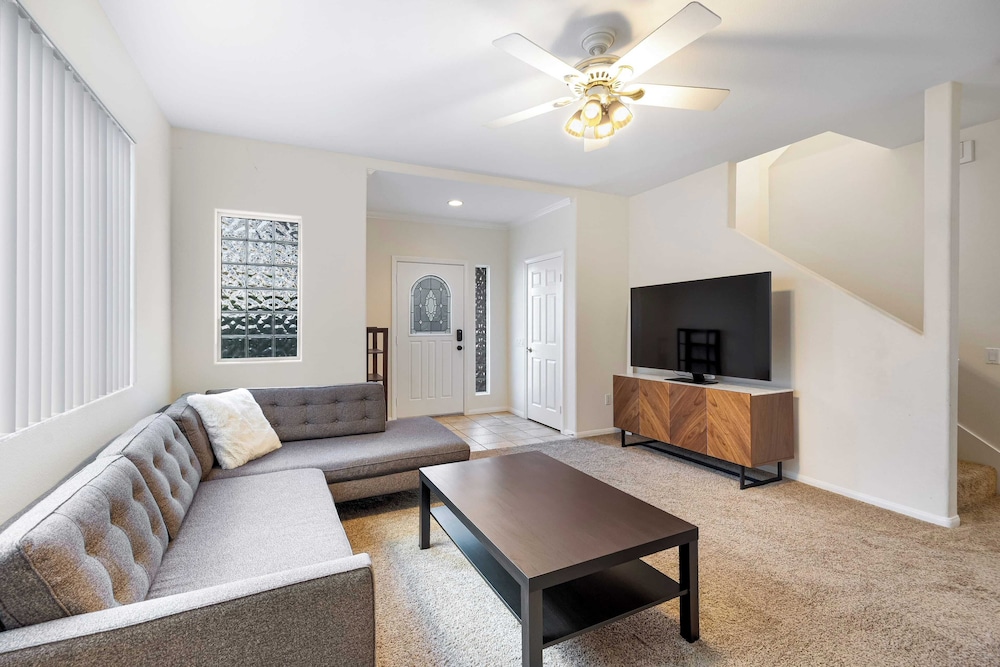 Walk to Dining, Mission + Pacific Beach, and Bars/nightlife Private Backyard