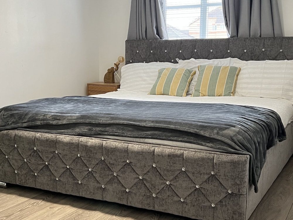 Impeccable 2-bed Apartment in Erith view 2