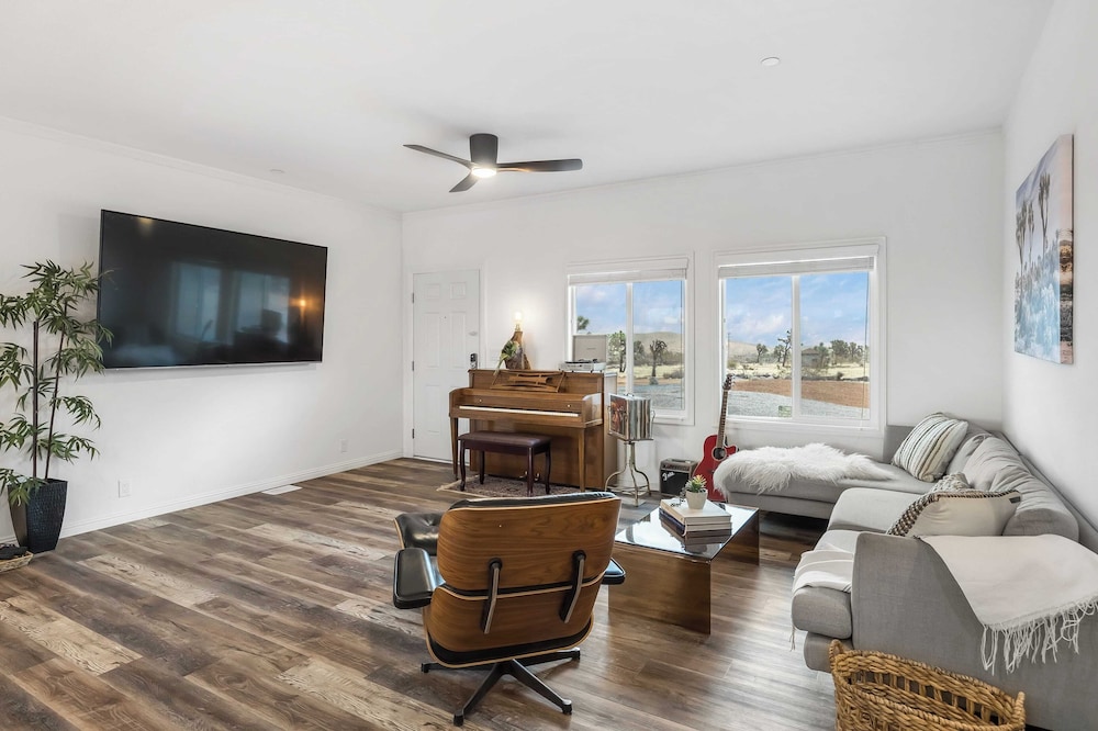 Pool, Spa, Pickleball & Piano Near Pioneertown Harmony House by Avantstay