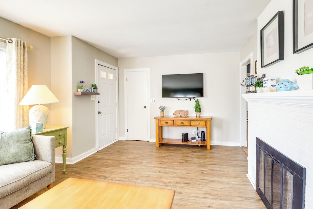 Walk to Private Beach & Boat Launch: Mayfield Home