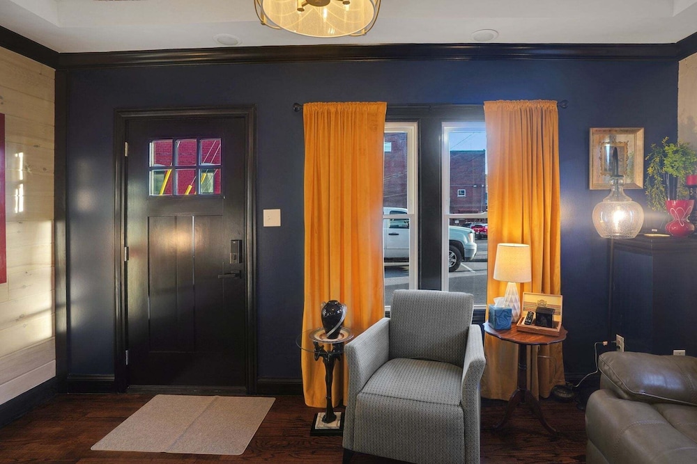 Historic 1920s Stay, Columbia House Unit A 1 Bedroom Apts