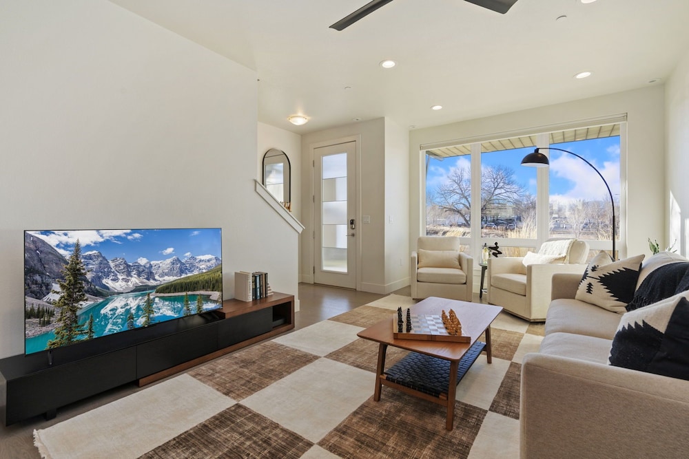 Mountain View Home w/ King Beds & Rooftop Deck