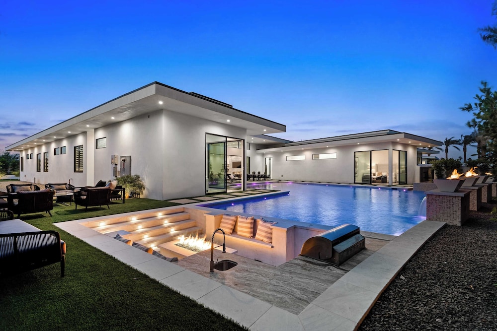 Sleeps 20 Pool & Pickleball Villa Near Golf, Dining & Fun Bravo Villa #2 by Avantstay