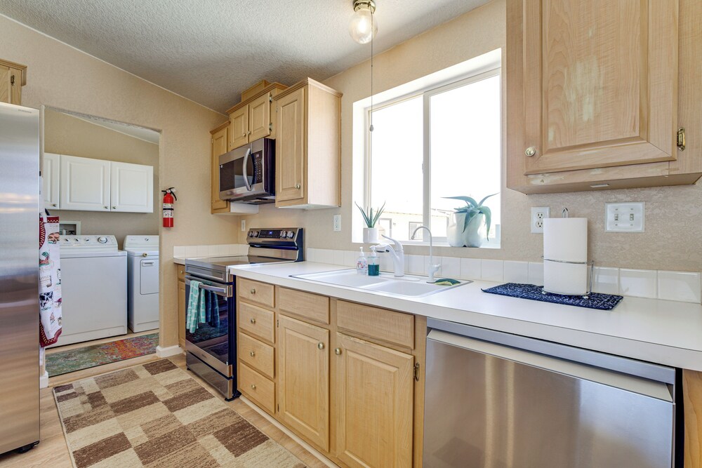 6 Mi to Downtown Pahrump: Scenic Desert Retreat