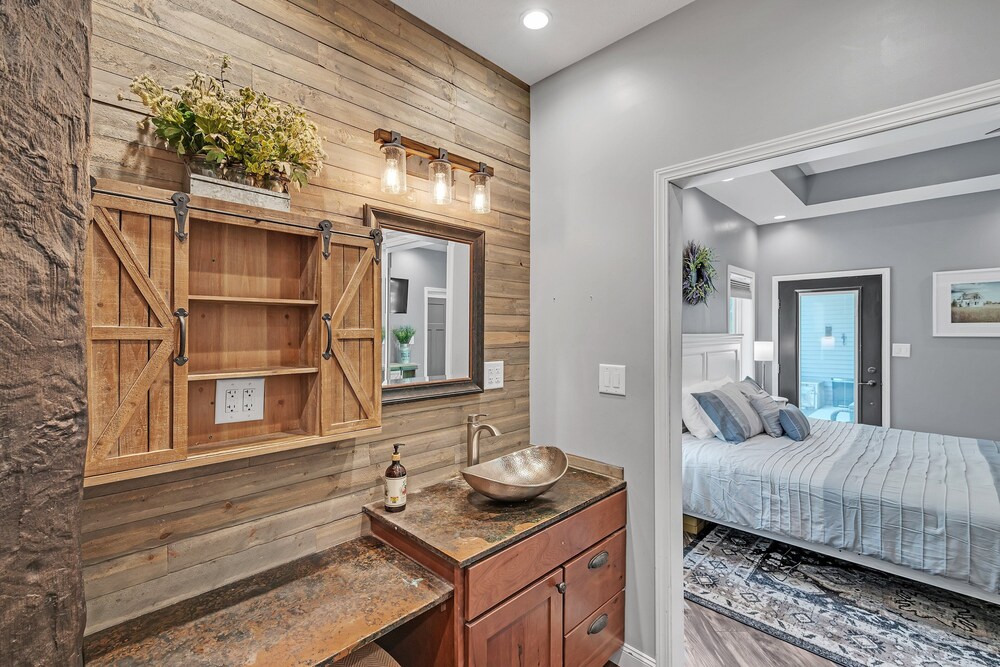 Lakeside Retreat With Hot Tub & Game Room 3 Bedroom Home