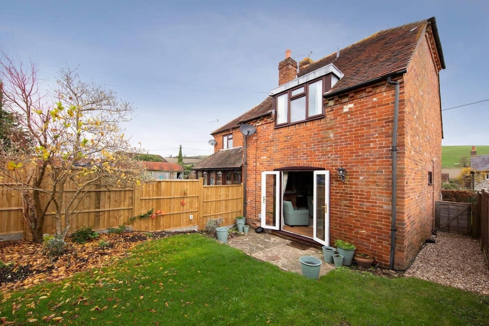 Cosy Cottage in Beautiful South Downs Walk 2 Pub view 3
