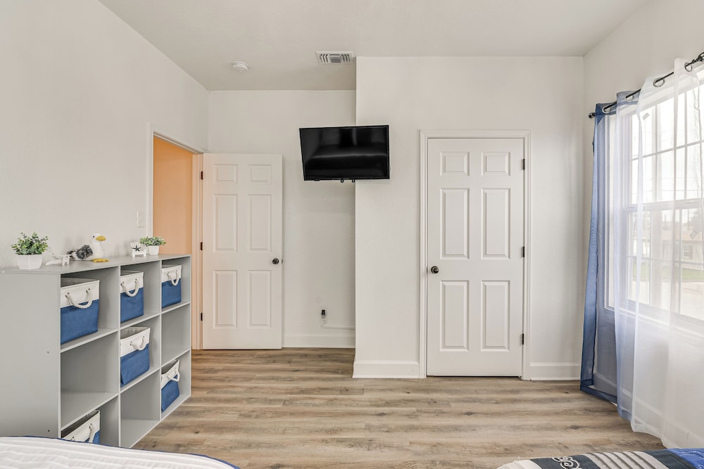 < 1 Mi to Beaches: Galveston Retreat w/ Patio!