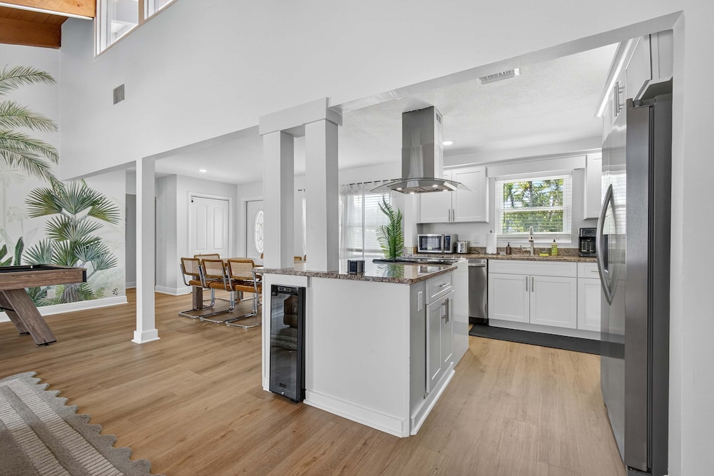 Luxury Meets Paradise Family-friendly 4BR w Pool