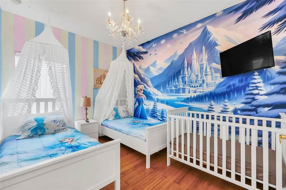 2335 Amazing 5BD Family Townhome Close to Disney