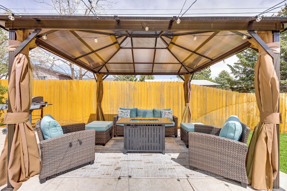 1 Mi to Attractions: Getaway w/ Mtn Views!