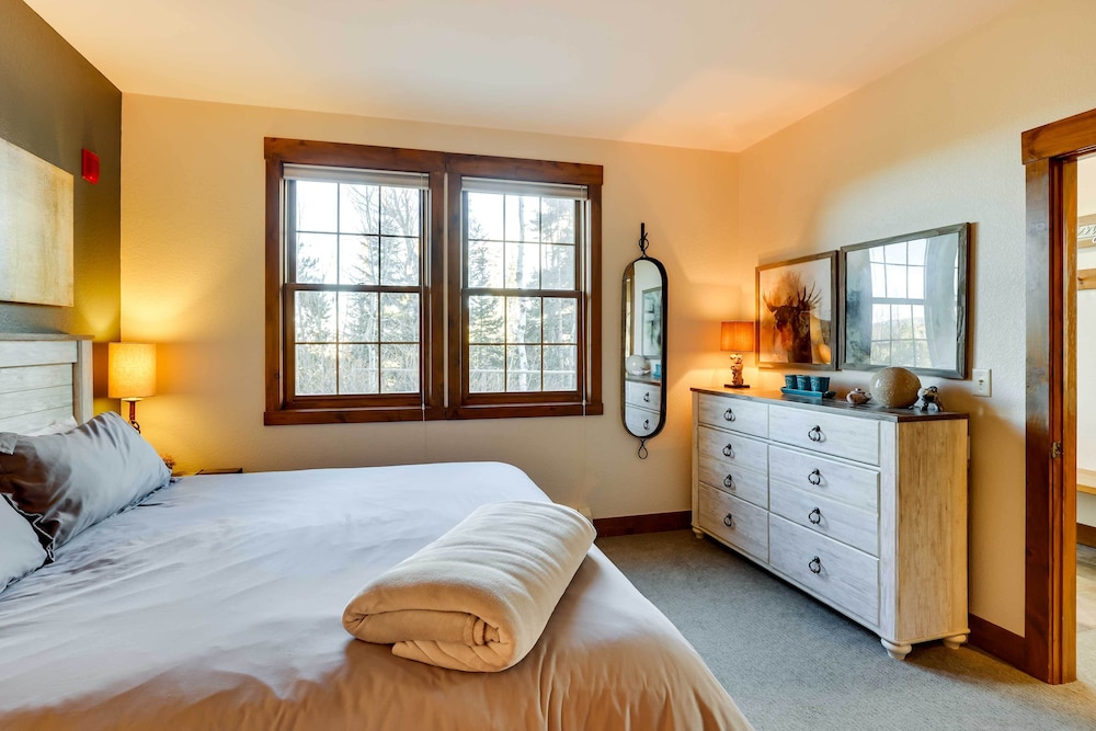Ski-in/ski-out Granby Ranch Condo w/ Fireplace! view 2