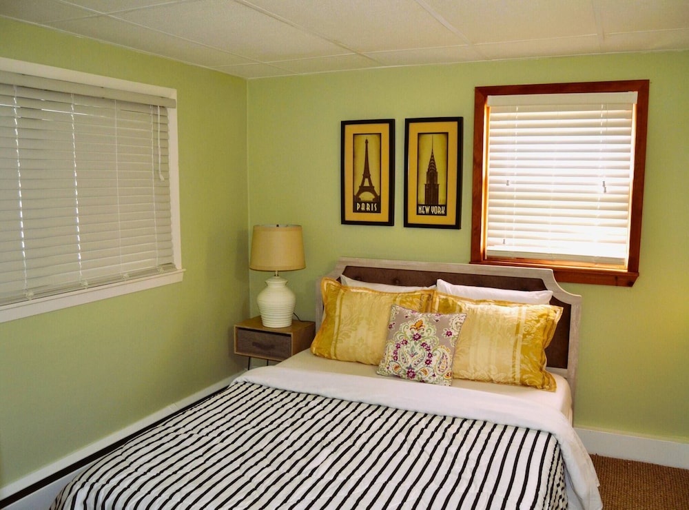 Red 4 Apartment - Experience the Comfort of This Charming