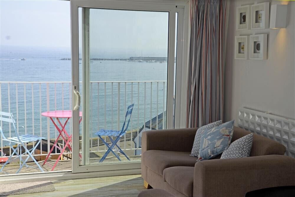 9 Bay View Court