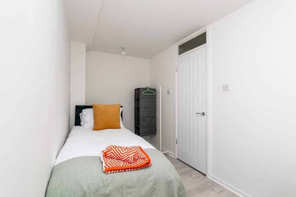 3 Bed House-free Parking-6beds