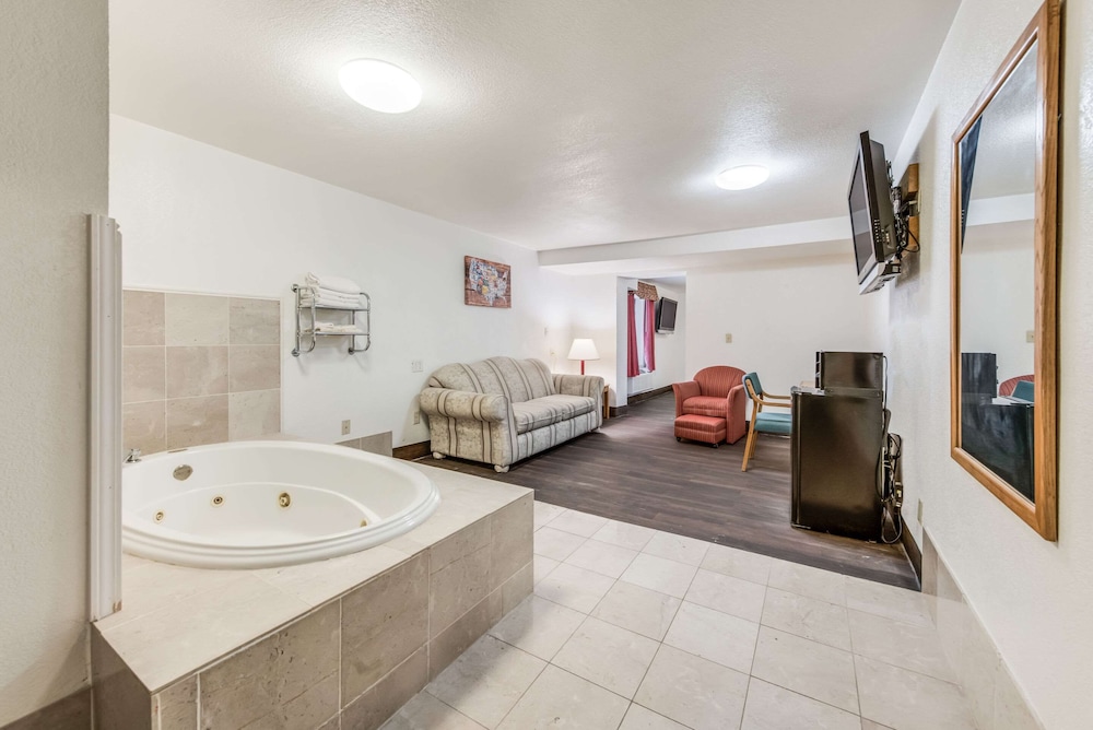 Sedalia Vacations - Econo Lodge Truman Inn - Property Image 4