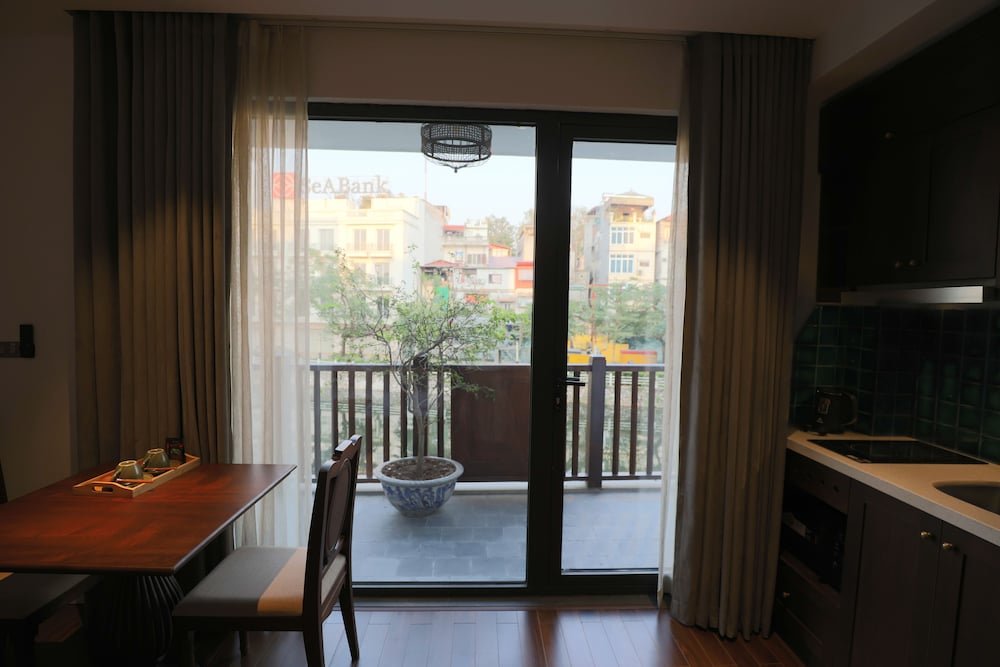 Maison Nha Truc Bach Lake