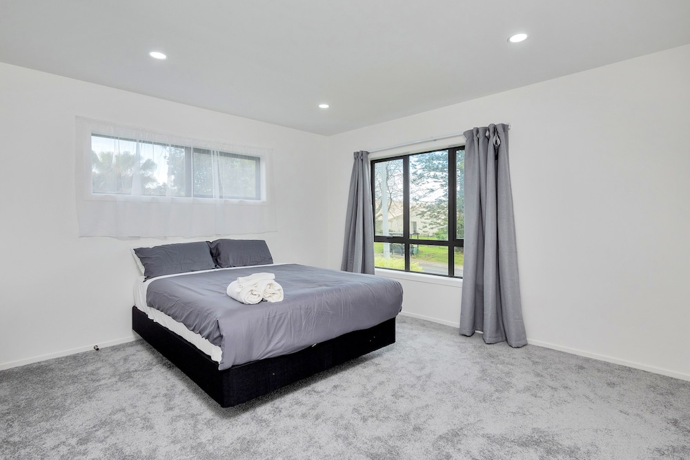 Superb Holiday Home near Airport view 5