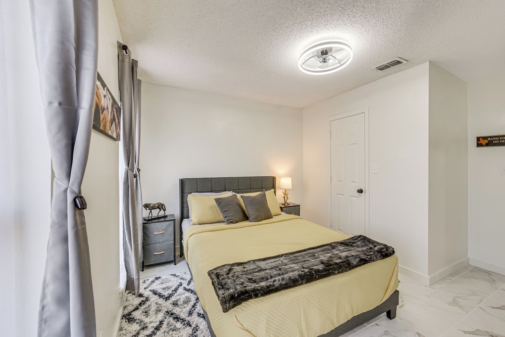1 Mi to Lake Jacksonville: Pet-friendly Home
