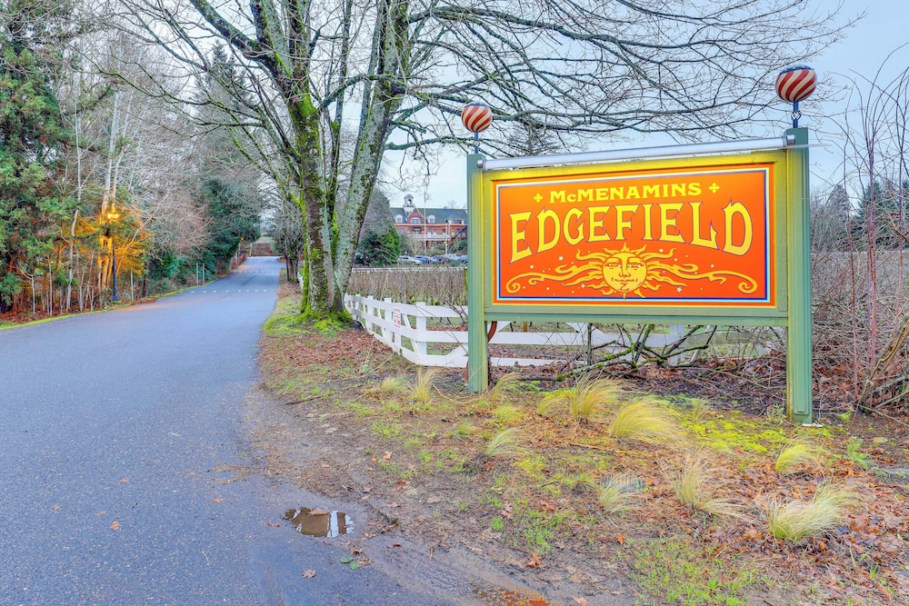Walk to Mcmenamins Edgefield: Inviting Townhome!