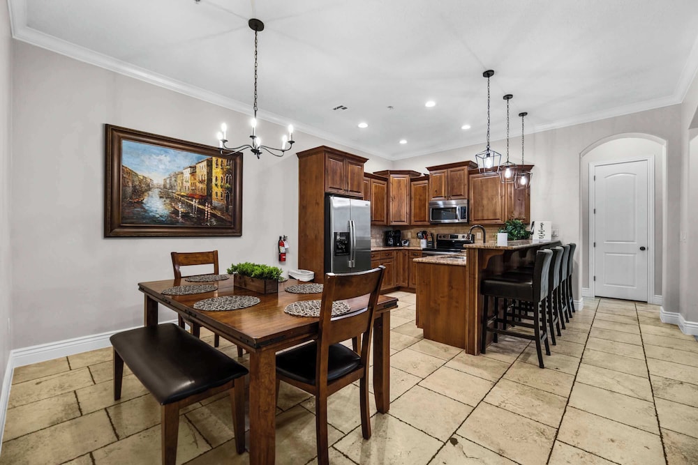 Pool & Sunshine Retreat - Resort-style Amenities