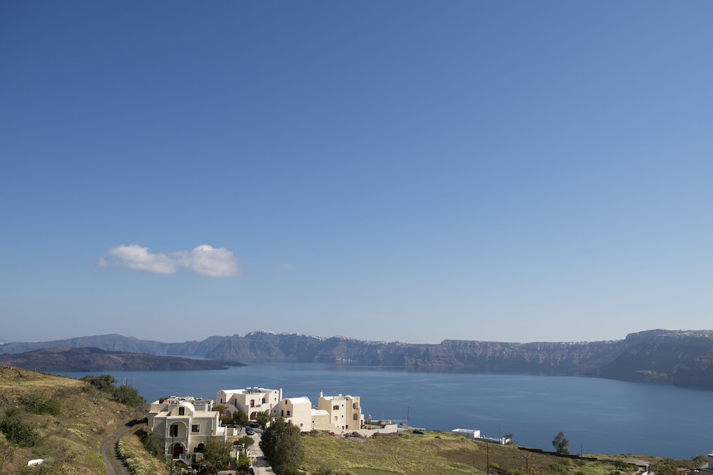 Earino Suites & Villas
