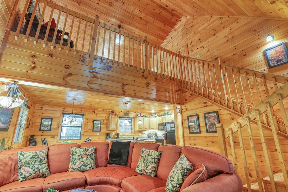 Elk Run On Cosby Creek - 2 Bedrooms, 2 Baths, Sleeps 7 Cabin by RedAwning