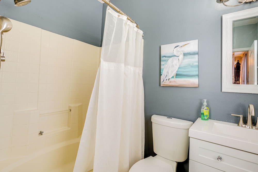 9 Mi to Beach: Peaceful Riverview Home w/ Patio