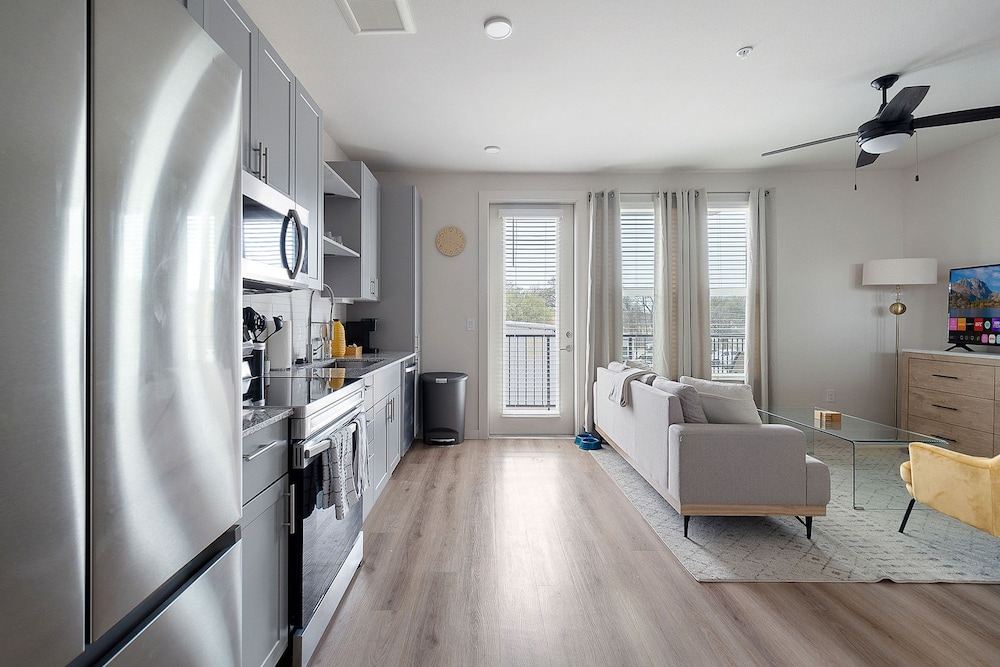 Sky-high Comfort 1BR Gym Pool Pet Friendly