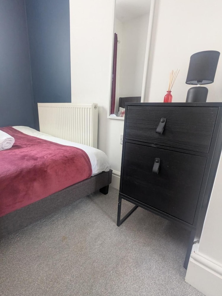 Charming Newcastle Home With Garden, Perfect for Families & Contractors