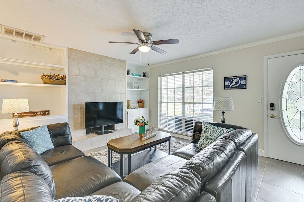 Pet-friendly Home w/ Lanais, Near Dtwn Tampa!