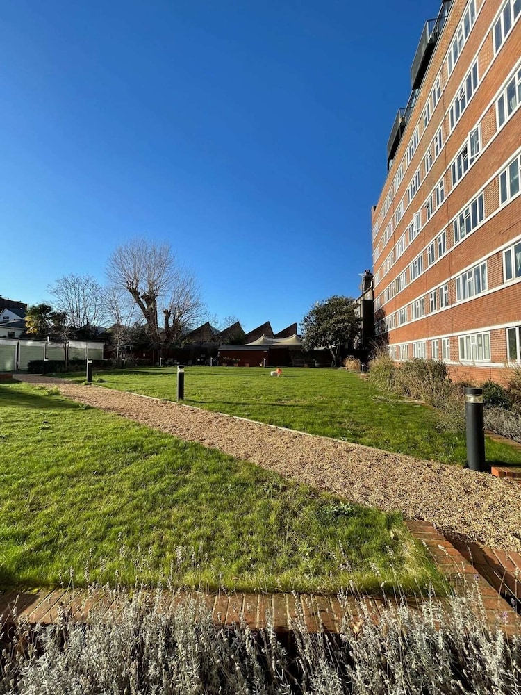 Well-connected 2BD Flat Near Clapham Brixton Hill