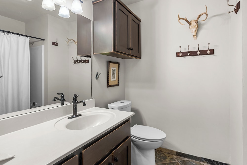 5BR Luxury Home w/ Pool & Wrap-around Porch