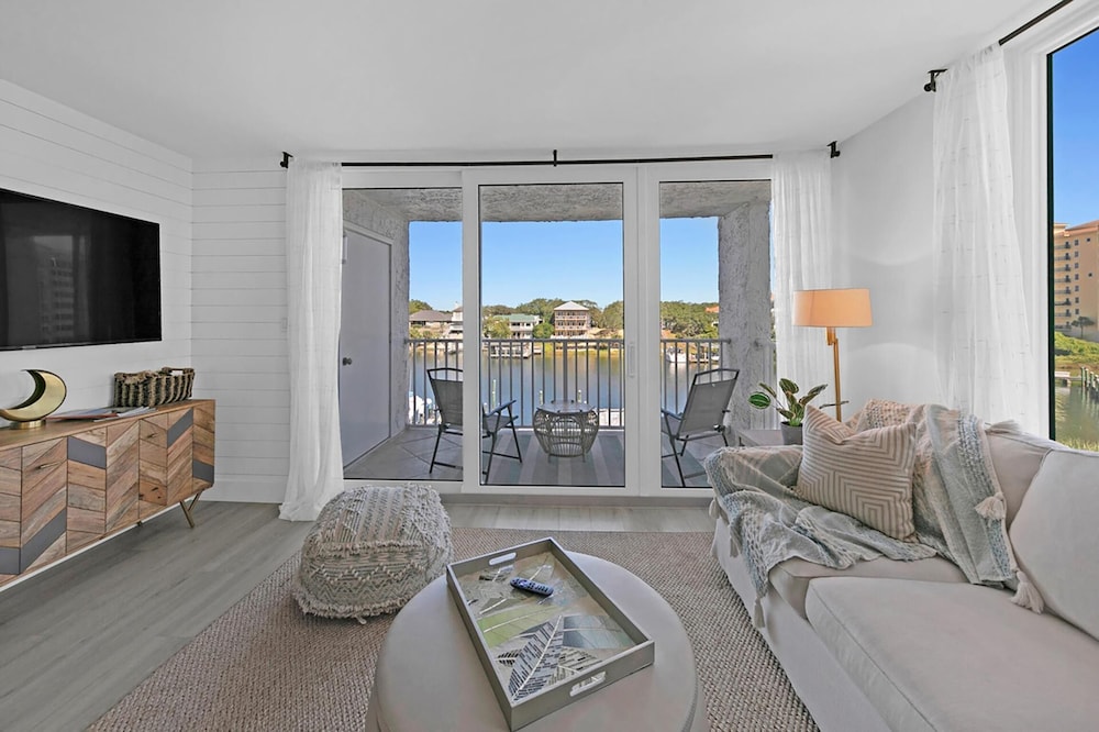 Dolphin Point #401c