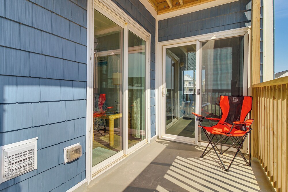 Walk to Ocean: North Topsail Beach Gem w/ Balcony!