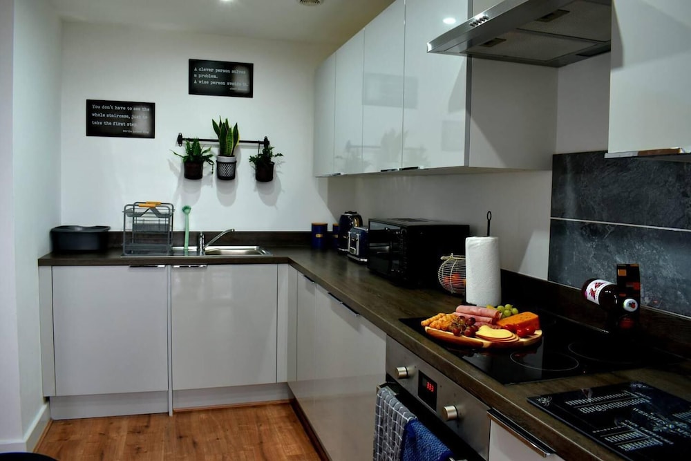 Remarkable 2-bed Apartment in Leafy Sefton Park photo 5