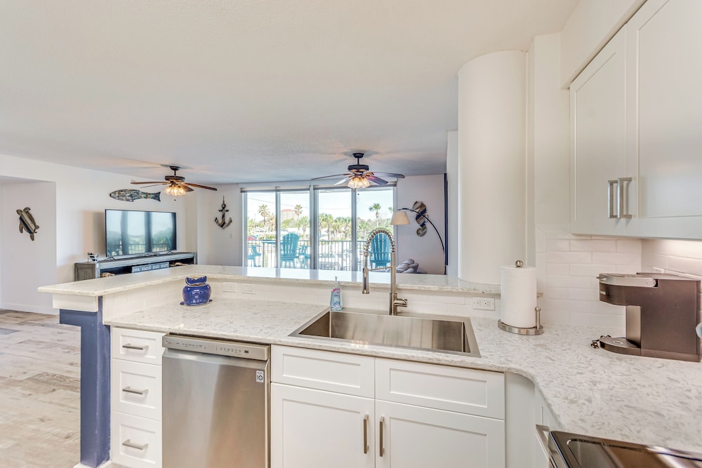 Waterfront Fort Walton Beach Condo: Pool Access!