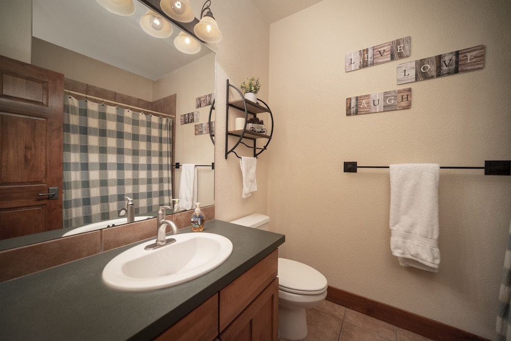 Palomino At Kicking Horse 2 Bedroom Cabin by Redawning - Property Image 1