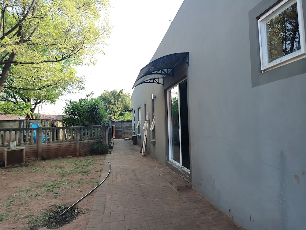 JM TOURS & SAFARIS GUESTHOUSE