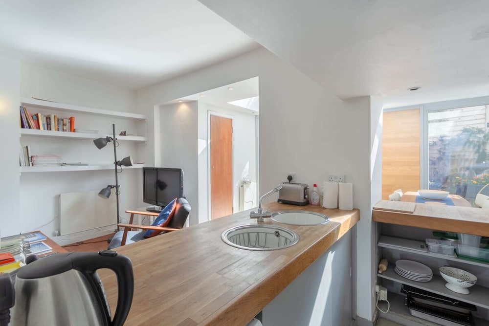 Fantastic and Bright 1 Bedroom Garden Flat