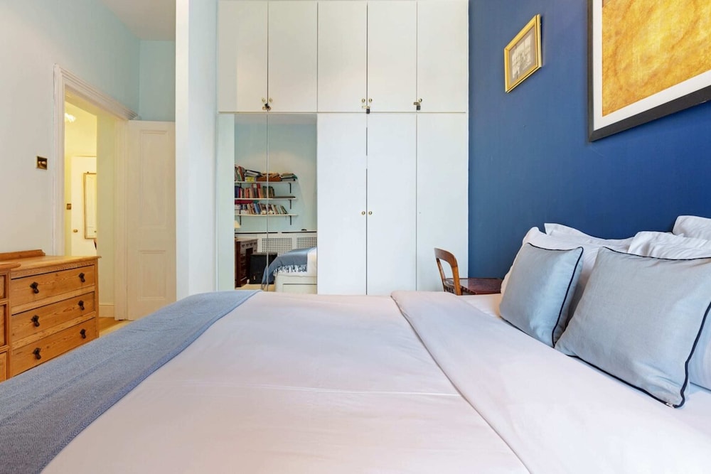 Gorgeous 1 Bedroom in Earl's Court With Vintage Furniture